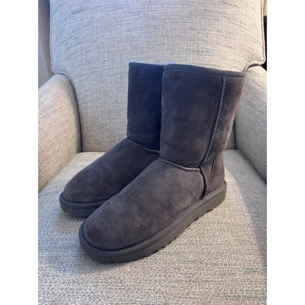 UGG Classic Short II Charcoal Grey Sheepskin Boots Womens Size 7‎ 1016223